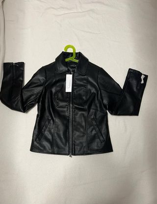 Chaqueta de piel sintética ajustada de mujer negra