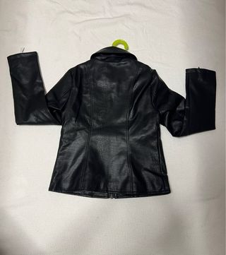 Chaqueta de piel sintética ajustada de mujer negra