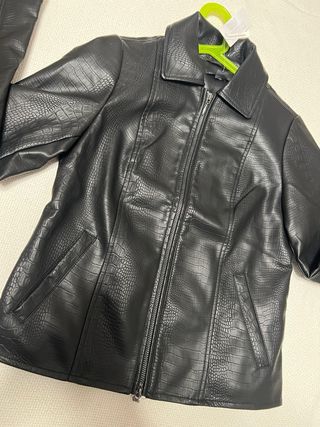 Chaqueta de piel sintética ajustada de mujer negra