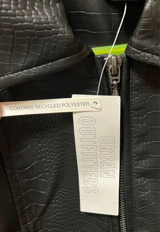 Chaqueta de piel sintética ajustada de mujer negra