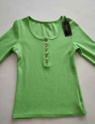 Camiseta Fashion verde botones dorados