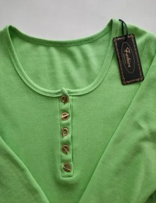 Camiseta Fashion verde botones dorados