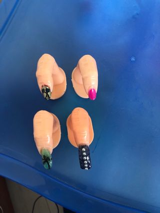 dedos de uñas de práctica