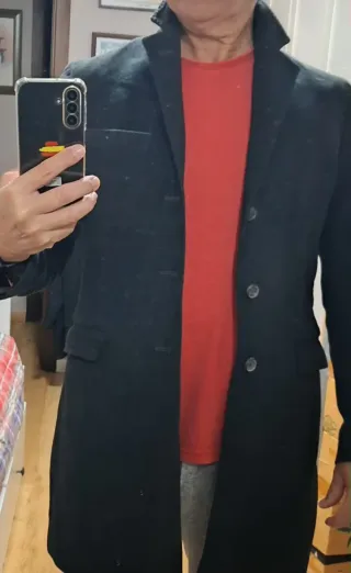 Chaquetón negro con detalles rojos