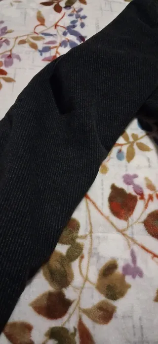 Chaquetón negro con detalles rojos