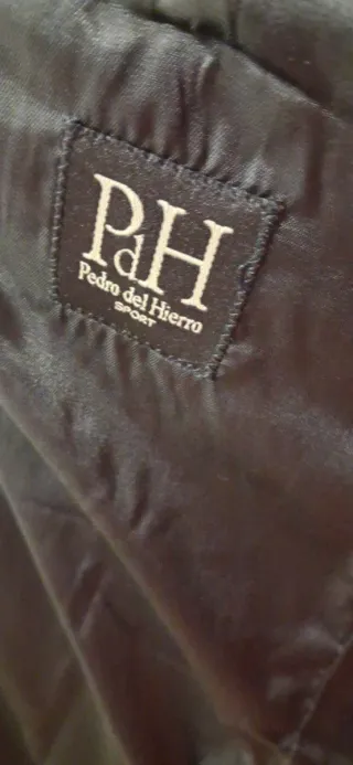 Chaquetón negro con detalles rojos