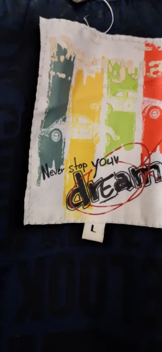 Chaquetón negro con detalles rojos