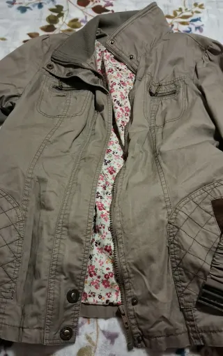 Chaquetón negro con detalles rojos