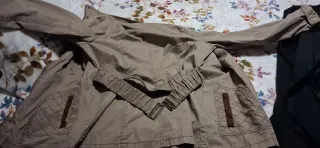 Chaquetón negro con detalles rojos