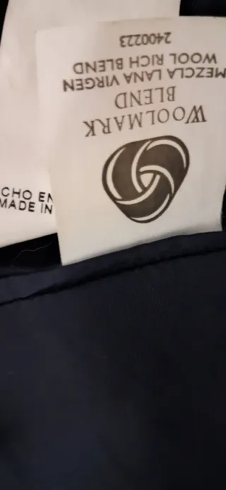 Chaquetón negro con detalles rojos