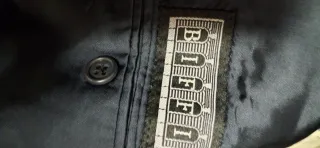 Chaquetón negro con detalles rojos