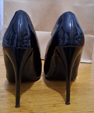 Zapatos de tacón charol negros talla 38.