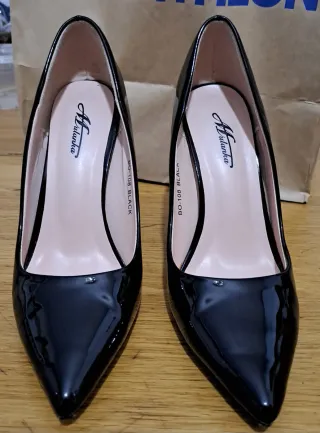 Zapatos de tacón charol negros talla 38.