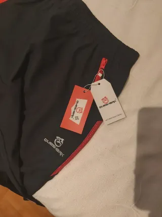 Pantalón deportivo negro y rojo