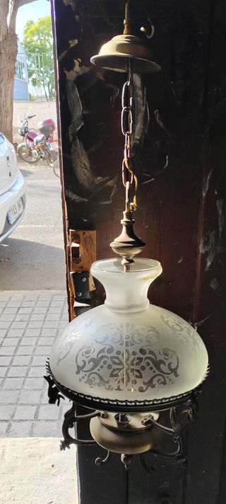 Lámpara antigua de cristal y metal