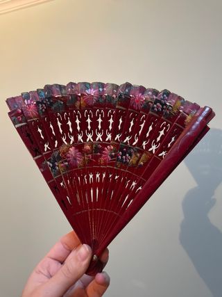 Abanico de madera decorado a mano