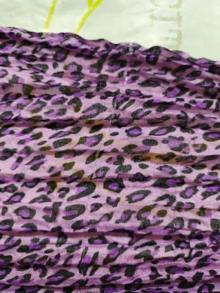 Pañuelo estampado leopardo morado.