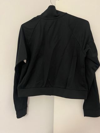 Chaqueta New Balance Negra y Dorada