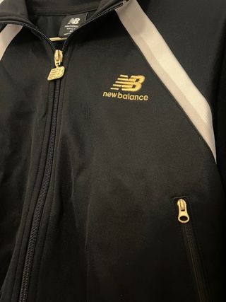 Chaqueta New Balance Negra y Dorada