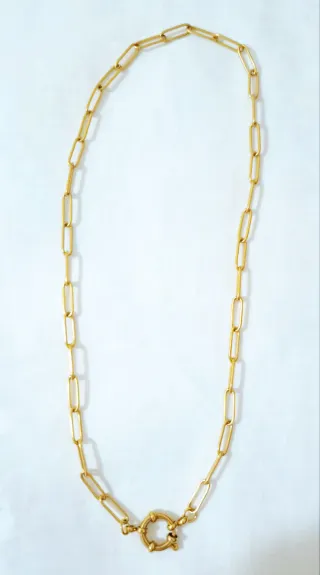 Cadena dorada con cierre