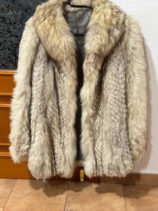 Abrigo de piel beige y marrón