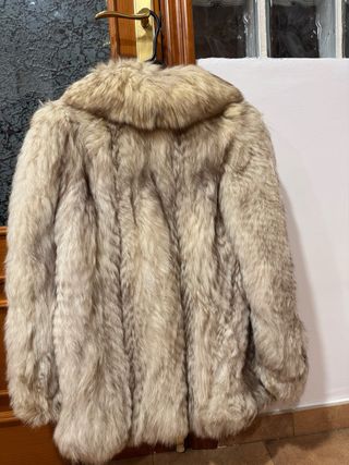 Abrigo de piel beige y marrón