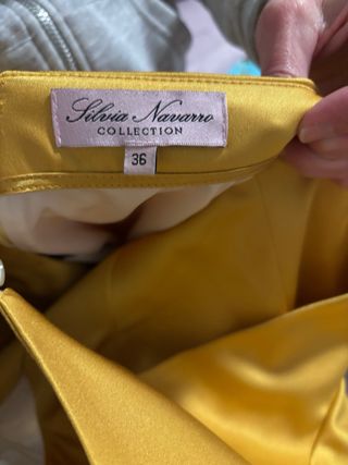 Vestido fiesta Silvia Navarro amarillo mostaza