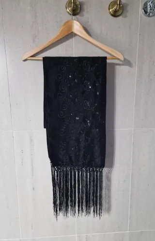Foulard bordado negro con flecos