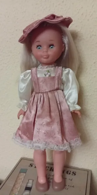 Muñeca Nancy rubia con pecas y vestido rosa