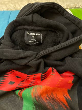Sudadera Negra con Capucha y Estampado