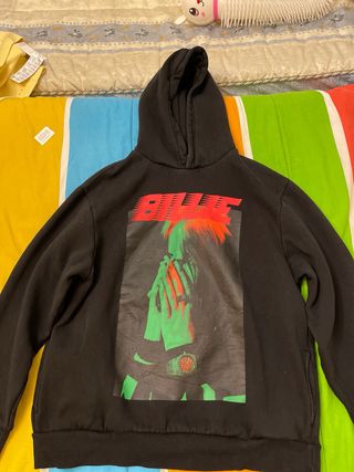 Sudadera Negra con Capucha y Estampado