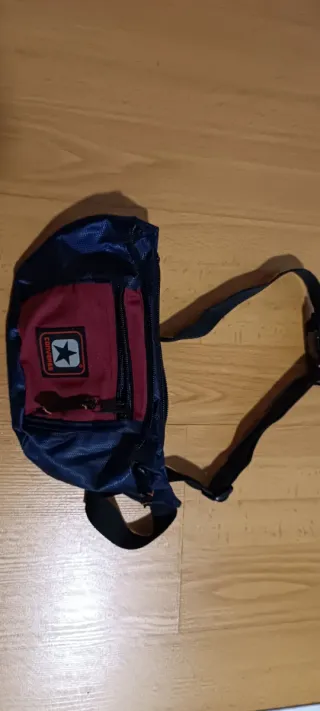 Riñonera Converse azul y roja