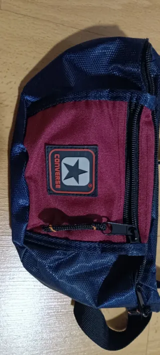 Riñonera Converse azul y roja