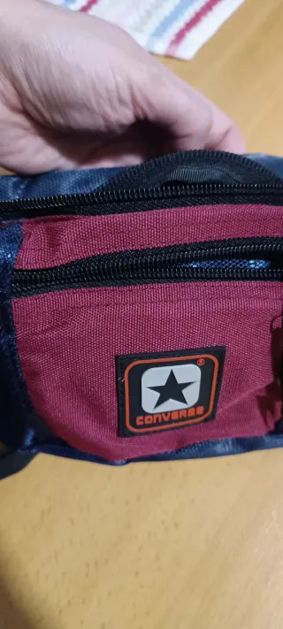 Riñonera Converse azul y roja