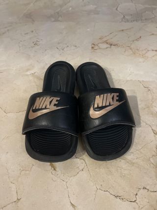 Chanclas Nike Negro y Dorado