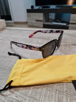 Gafas de sol negras y multicolor