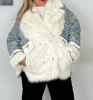 Elegante abrigo pelo sintético y lentejuelas