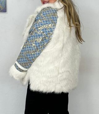 Elegante abrigo pelo sintético y lentejuelas