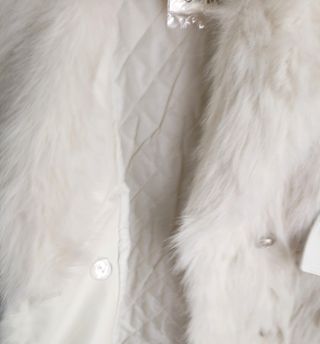 Elegante abrigo pelo sintético y lentejuelas