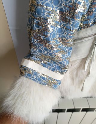 Elegante abrigo pelo sintético y lentejuelas