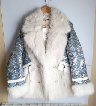 Elegante abrigo pelo sintético y lentejuelas