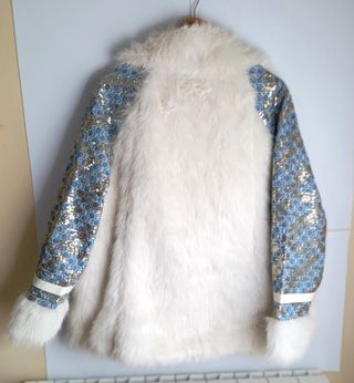 Elegante abrigo pelo sintético y lentejuelas