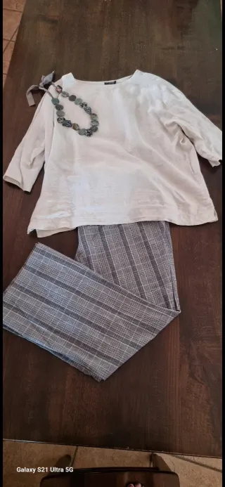 Pantaloni a quadri grigi e bianchi