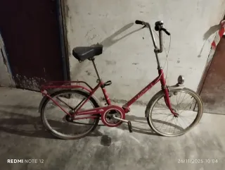 Bicicleta plegable clásica roja