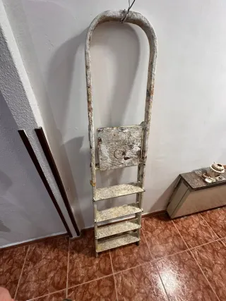 Escalera plegable de 4 peldaños