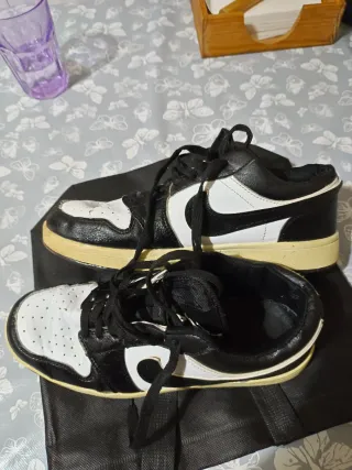 Zapatillas deportivas negras y blancas