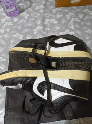 Zapatillas deportivas negras y blancas