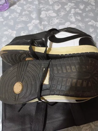 Zapatillas deportivas negras y blancas