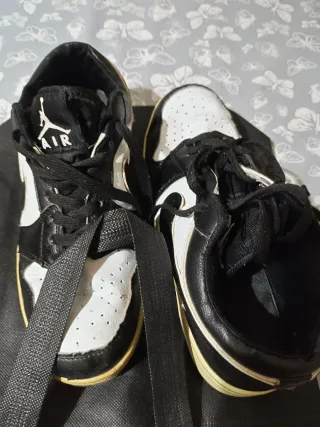 Zapatillas deportivas negras y blancas