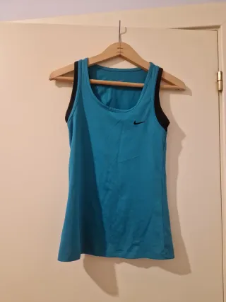 Camiseta deportiva Nike turquesa